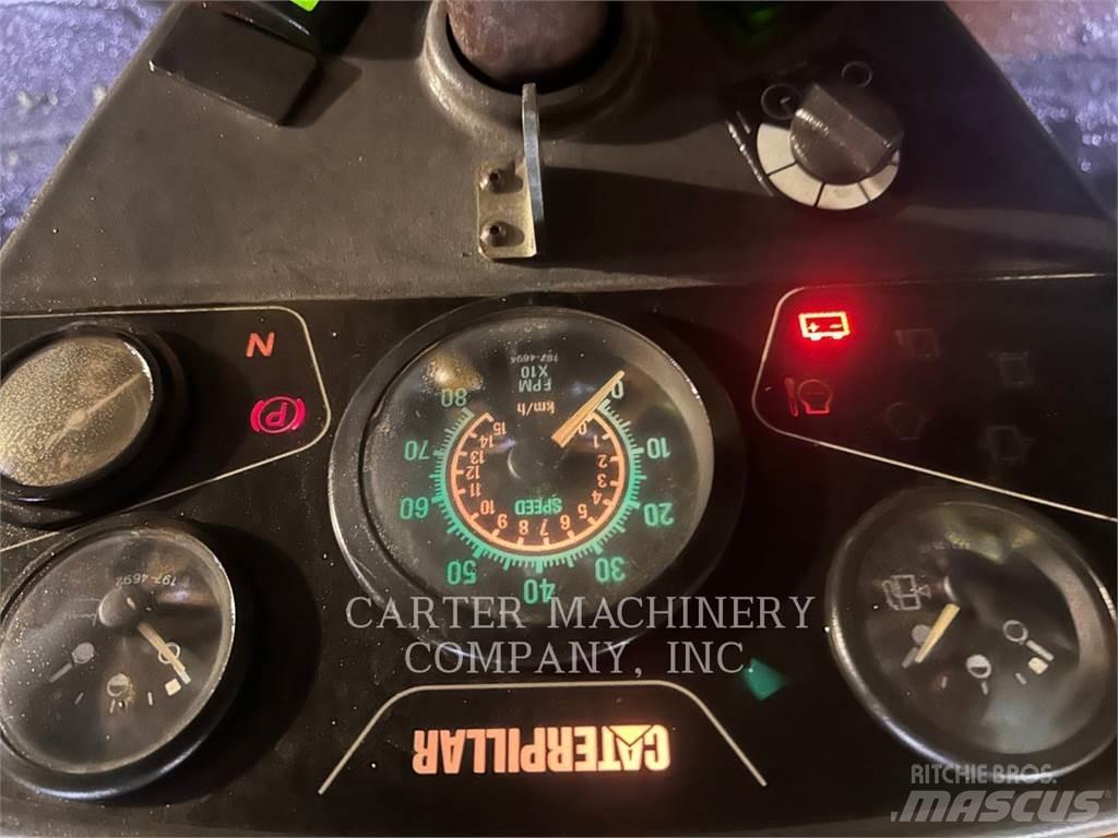 CAT CB534D Půdní kompaktory