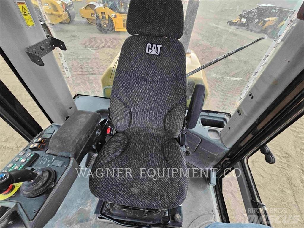 CAT CP56B Půdní kompaktory