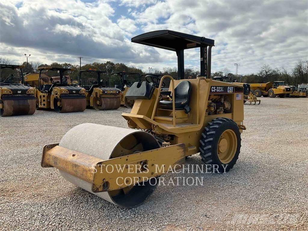 CAT CS-323C Půdní kompaktory