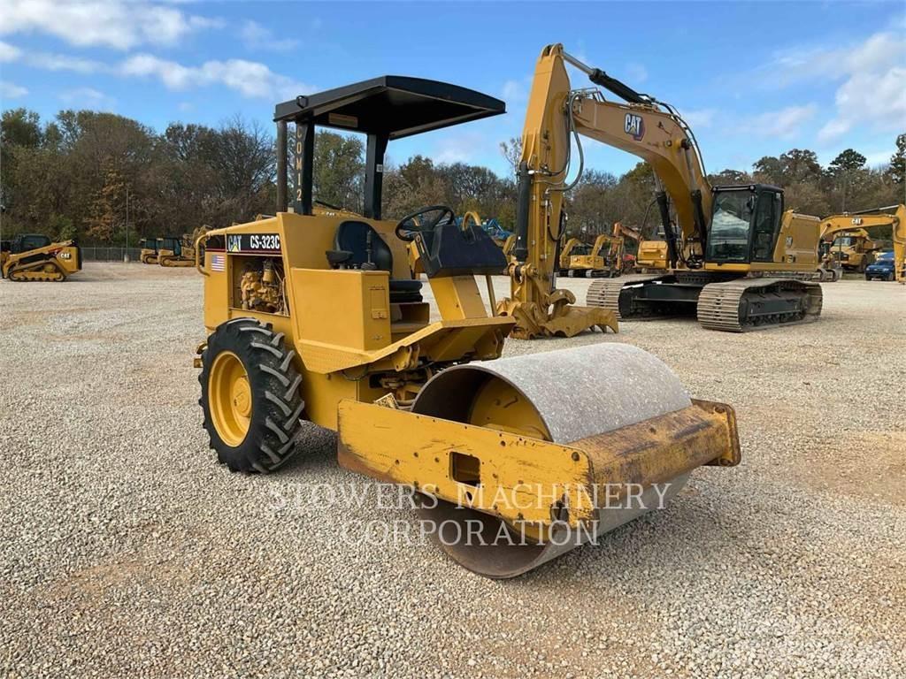 CAT CS323C Půdní kompaktory