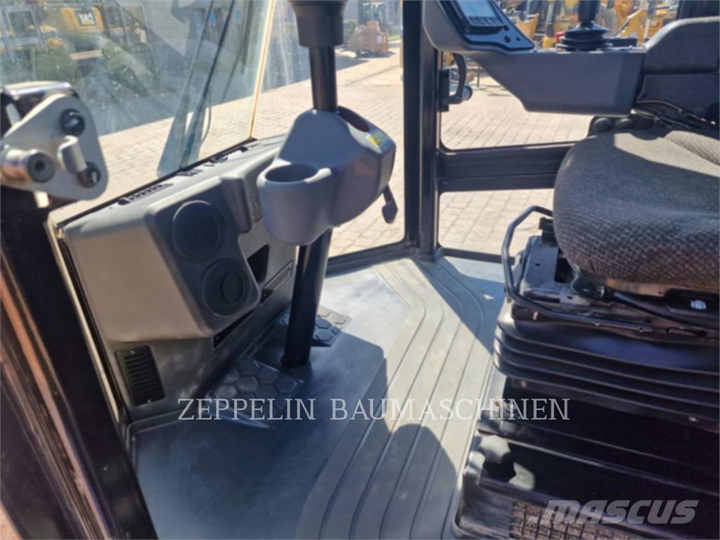 CAT CS66B Půdní kompaktory