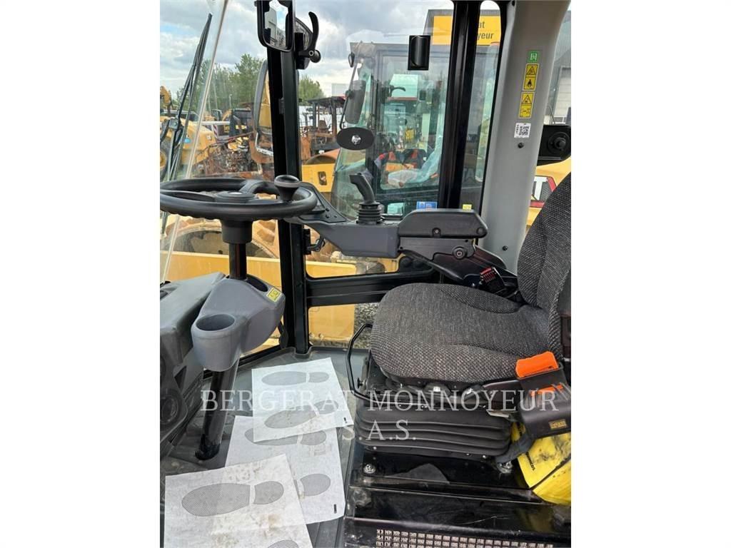 CAT CS76B Půdní kompaktory