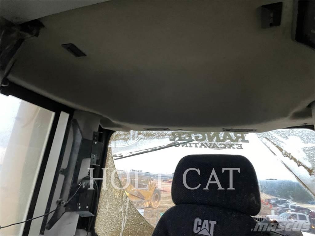 CAT D10T2 Pásové dozery