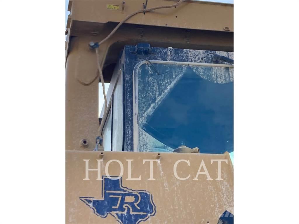 CAT D10T2 Pásové dozery