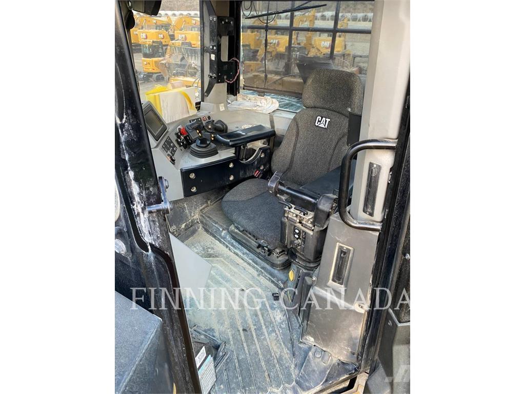 CAT D10T2 Pásové dozery