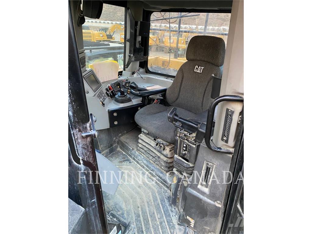 CAT D10T2 Pásové dozery