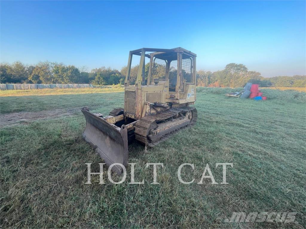 CAT D3B Pásové dozery