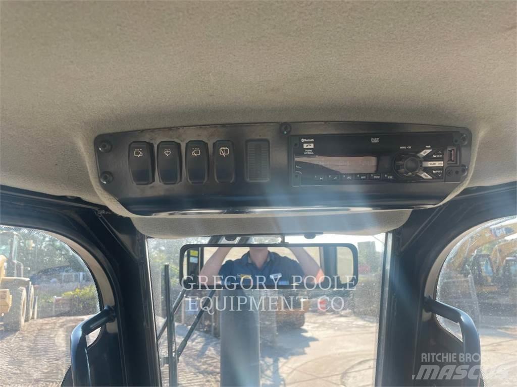 CAT D3K2LGP Pásové dozery