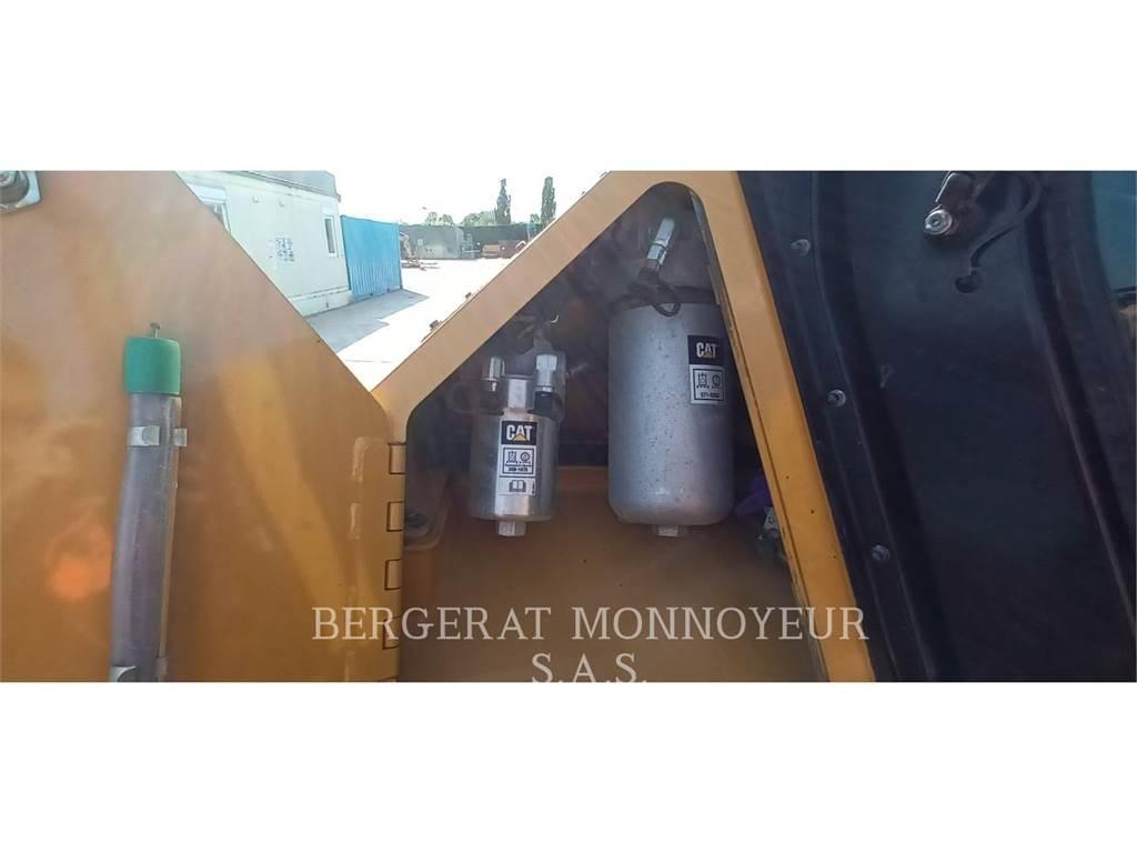 CAT D5 Pásové dozery