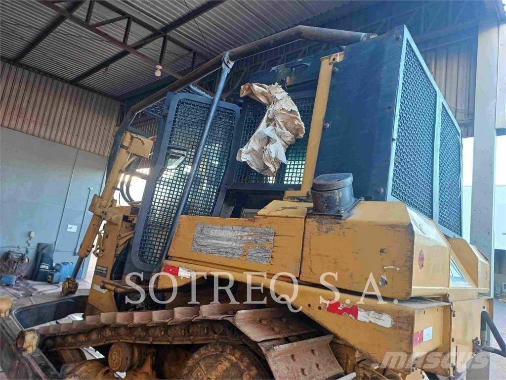 CAT D6T Pásové dozery