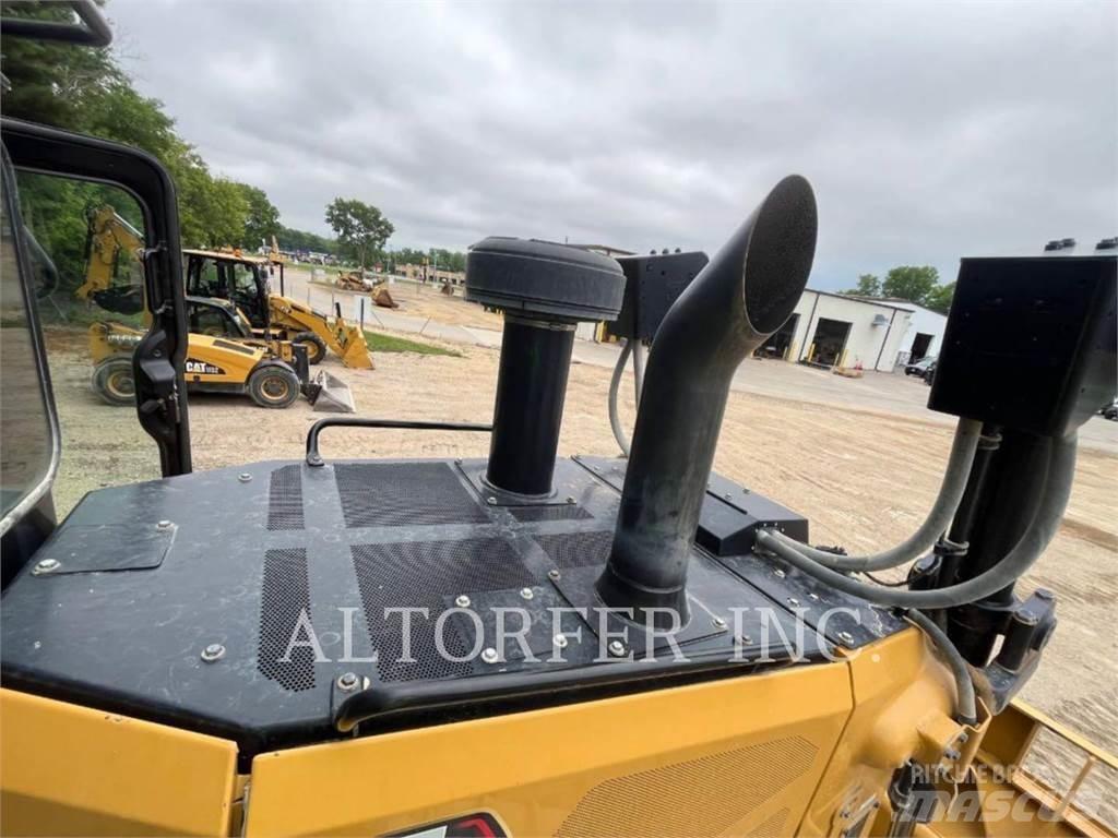 CAT D7-17 Pásové dozery