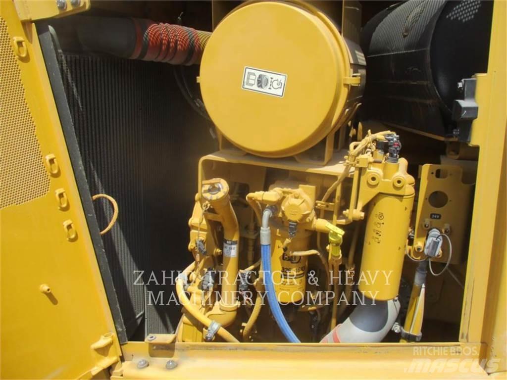 CAT D8T Pásové dozery
