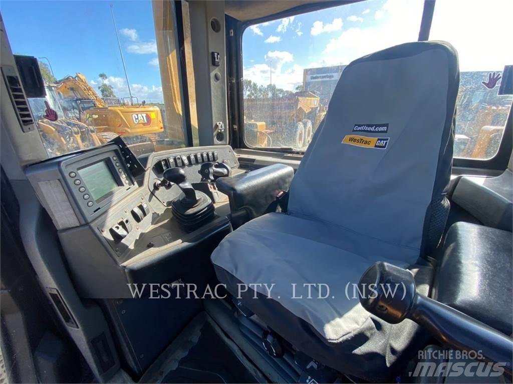 CAT D8T Pásové dozery