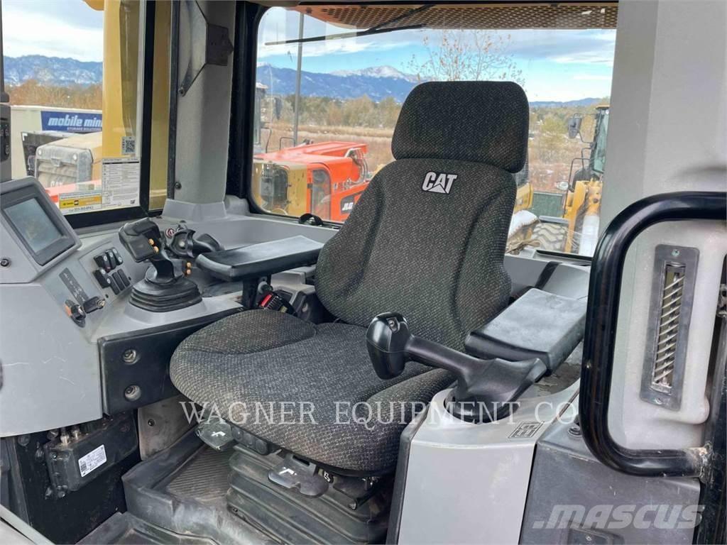 CAT D8T Pásové dozery