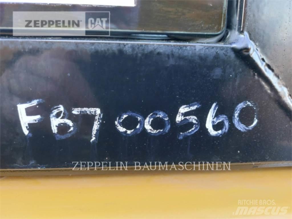 CAT MH3024-06C Demoliční rýpadla