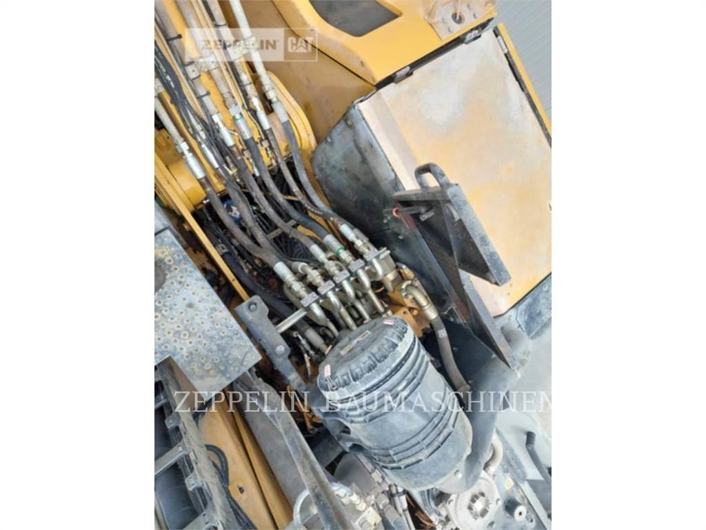 CAT MH3024-06C Demoliční rýpadla