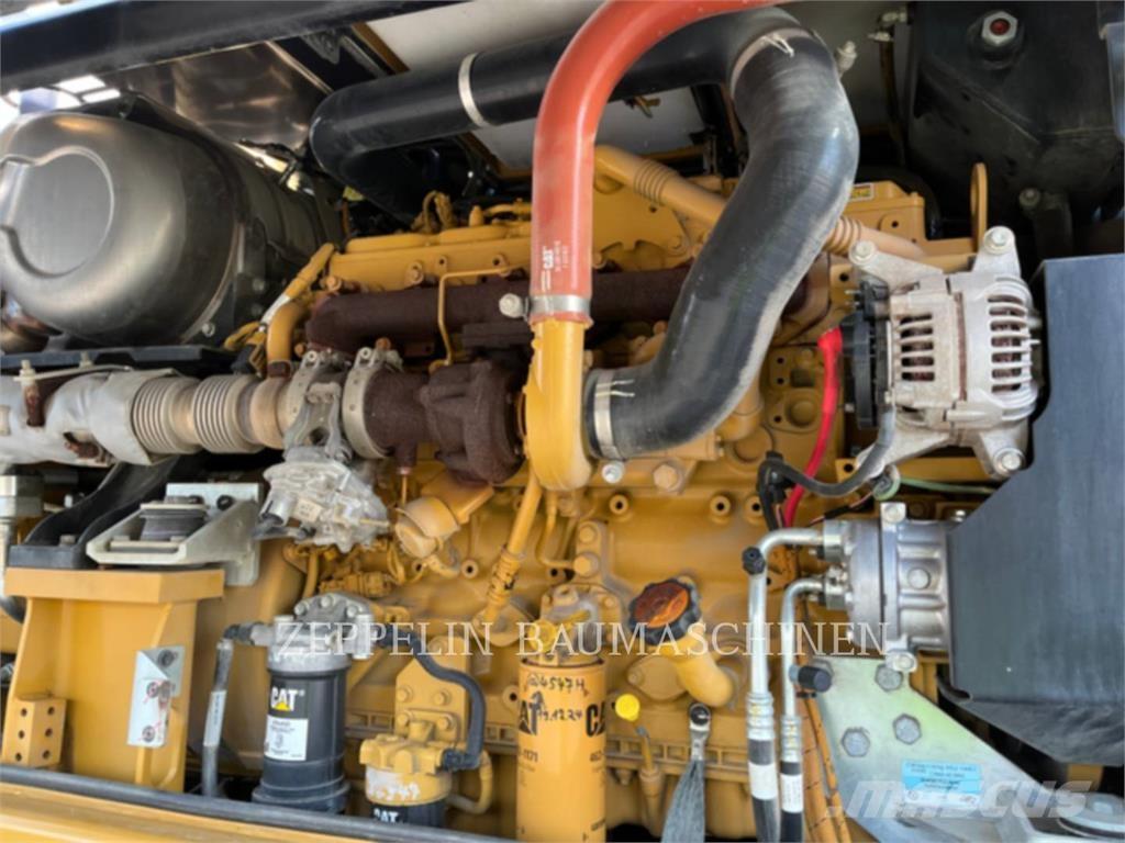 CAT MH3024-06C Demoliční rýpadla