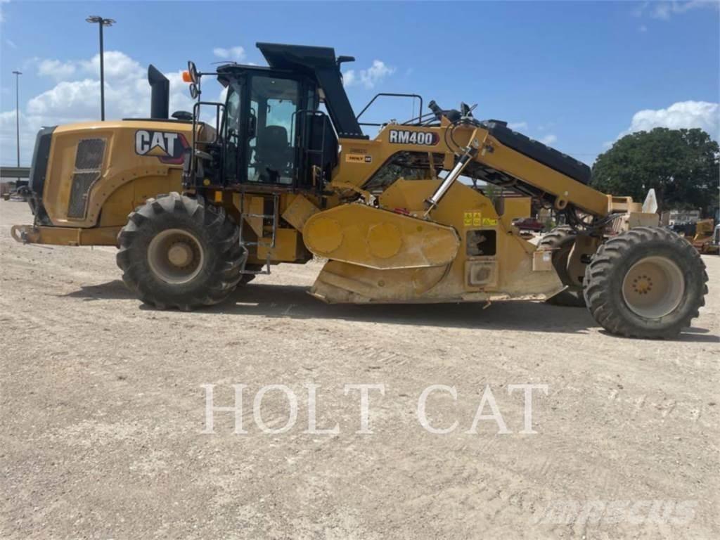 CAT RM400 CAB Kolové nakladače