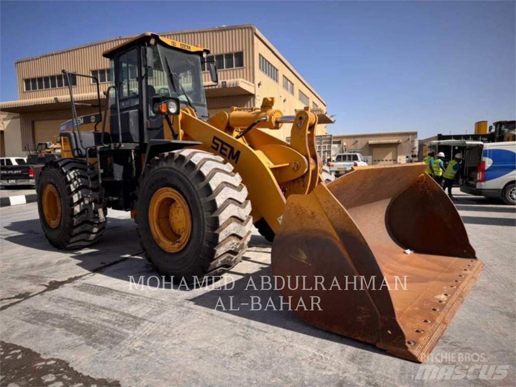CAT SEM660D Kolové nakladače