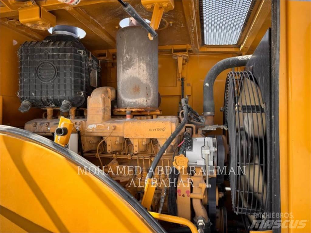 CAT SEM660D Kolové nakladače