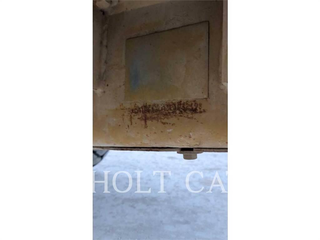 CAT W00 613C Cisternové vozy