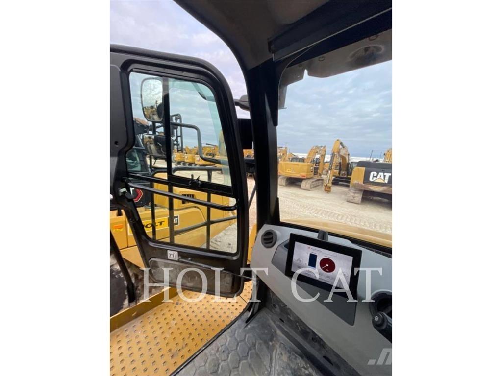 CAT W00 730 Cisternové vozy