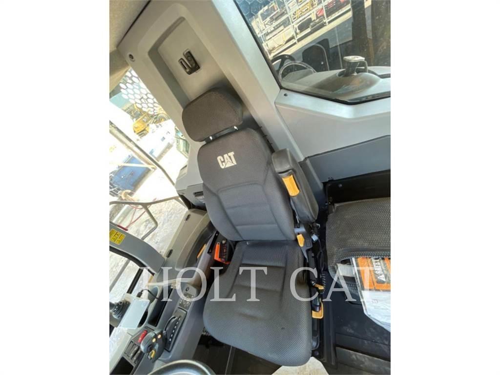 CAT W00 740 Cisternové vozy