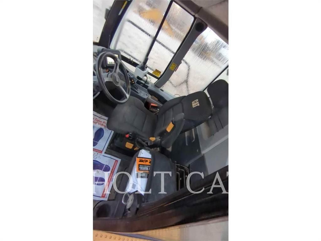 CAT W00 740 Cisternové vozy