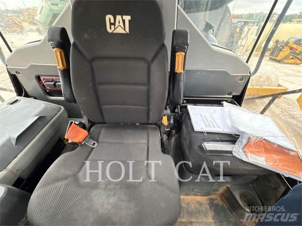 CAT W00 740GC Cisternové vozy