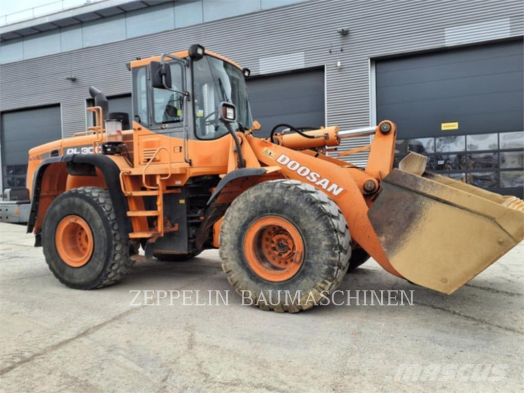 Doosan DL300 Kolové nakladače