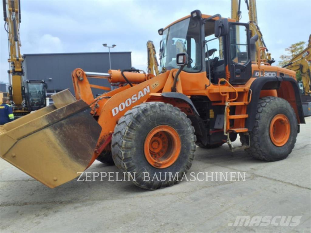 Doosan DL300 Kolové nakladače