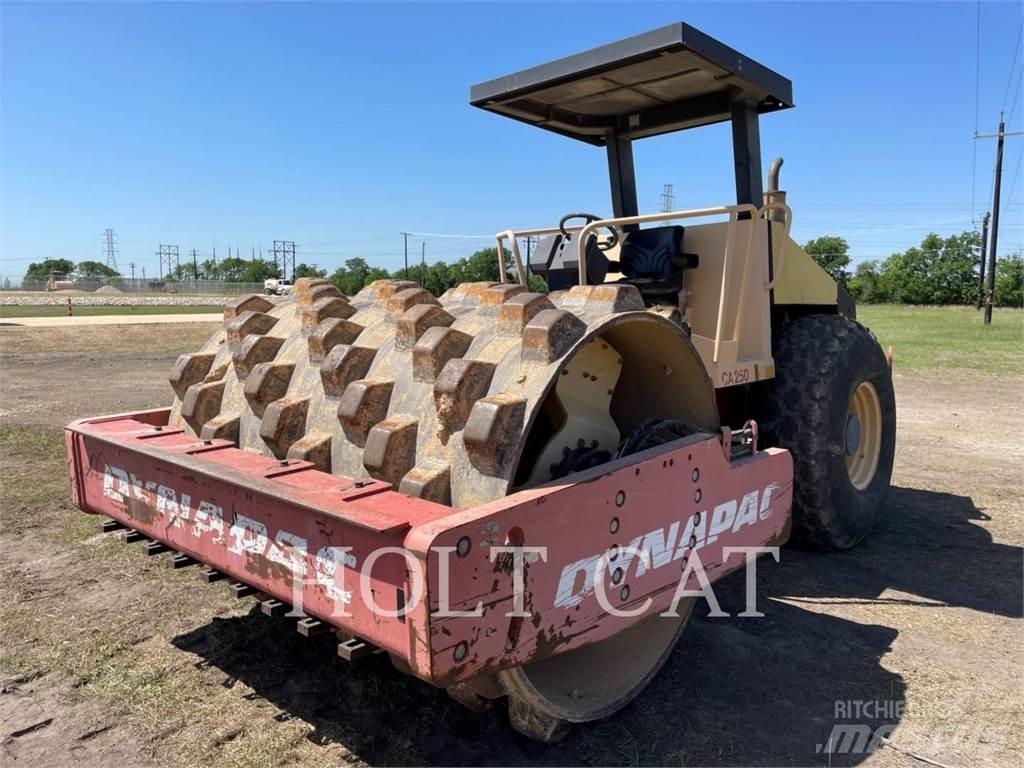 Dynapac CA250D Tahačové válce