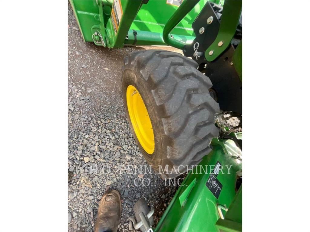 John Deere 2025R Traktory