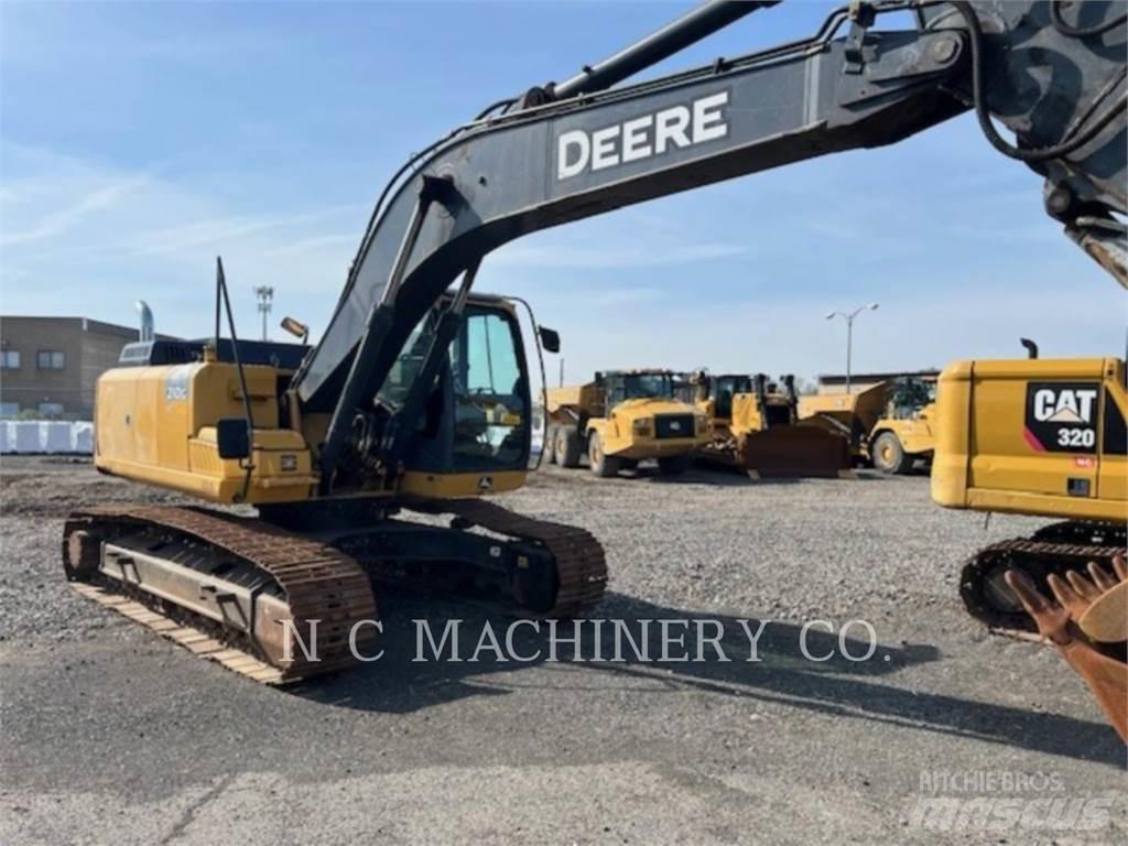 John Deere 210G Pásová rýpadla