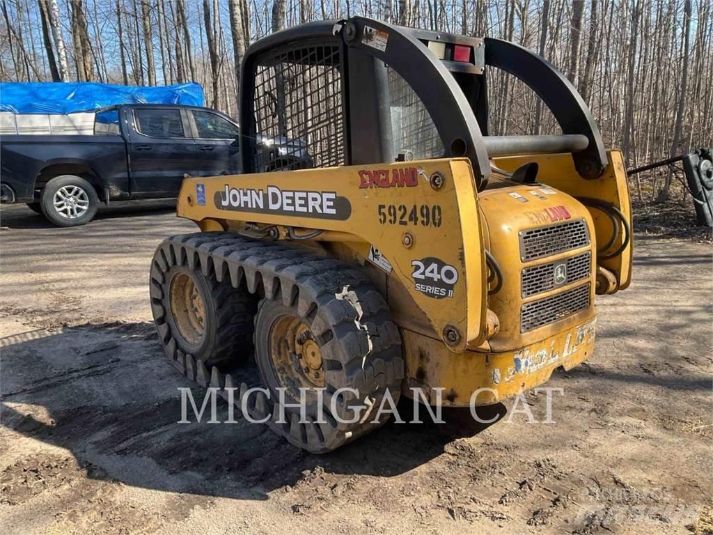 John Deere 240 Smykem řízené nakladače