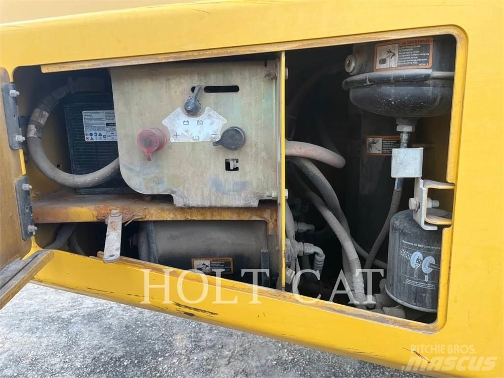 John Deere 250D Kloubové dempry