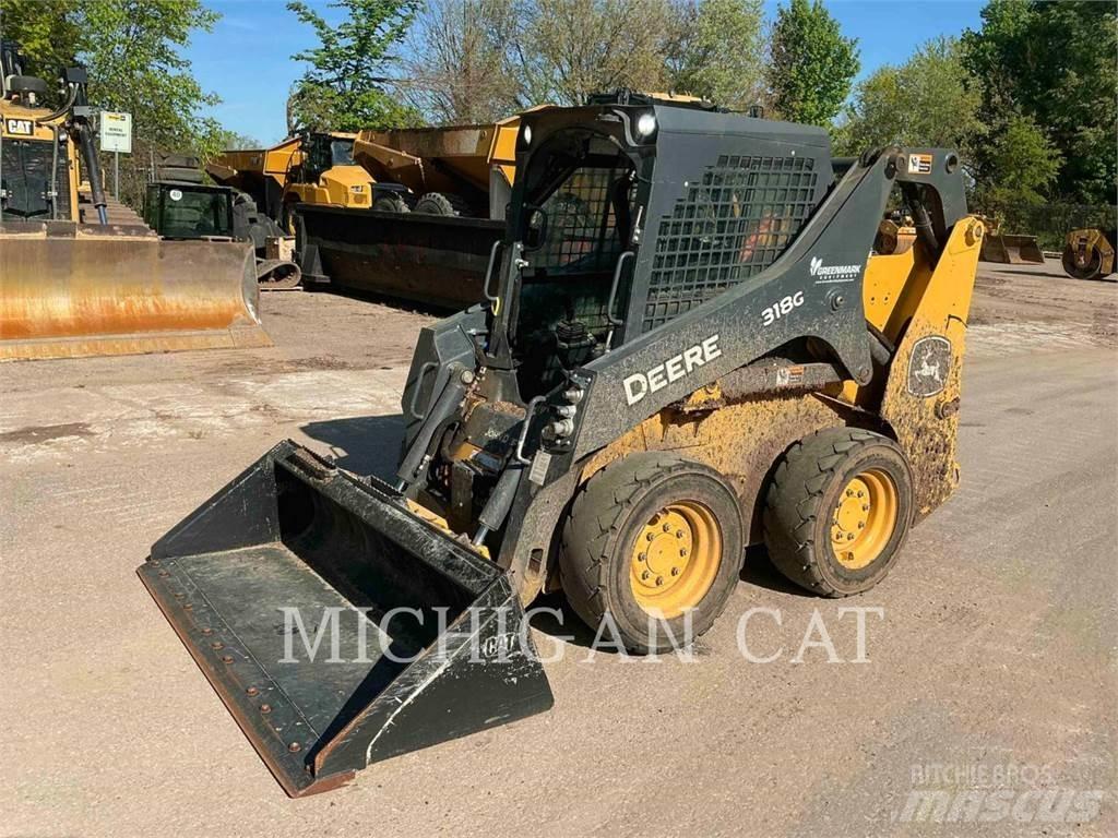 John Deere 318G Smykem řízené nakladače