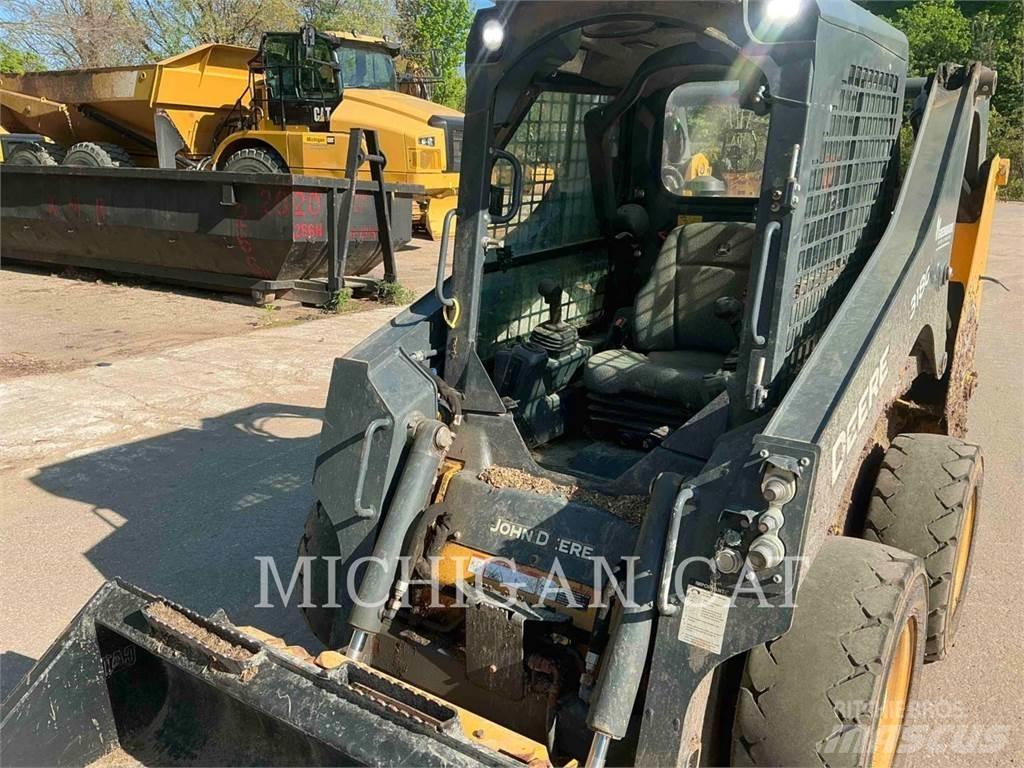 John Deere 318G Smykem řízené nakladače