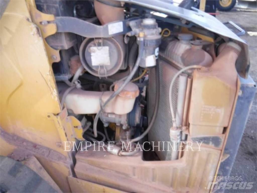 John Deere 323D Smykem řízené nakladače