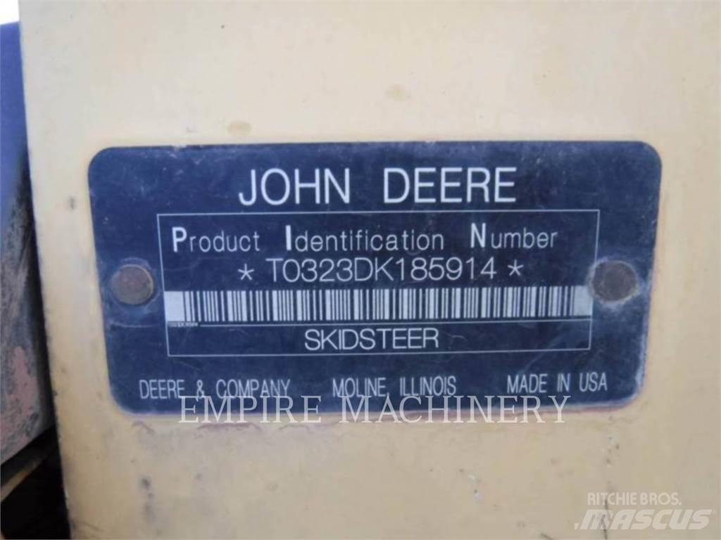 John Deere 323D Smykem řízené nakladače