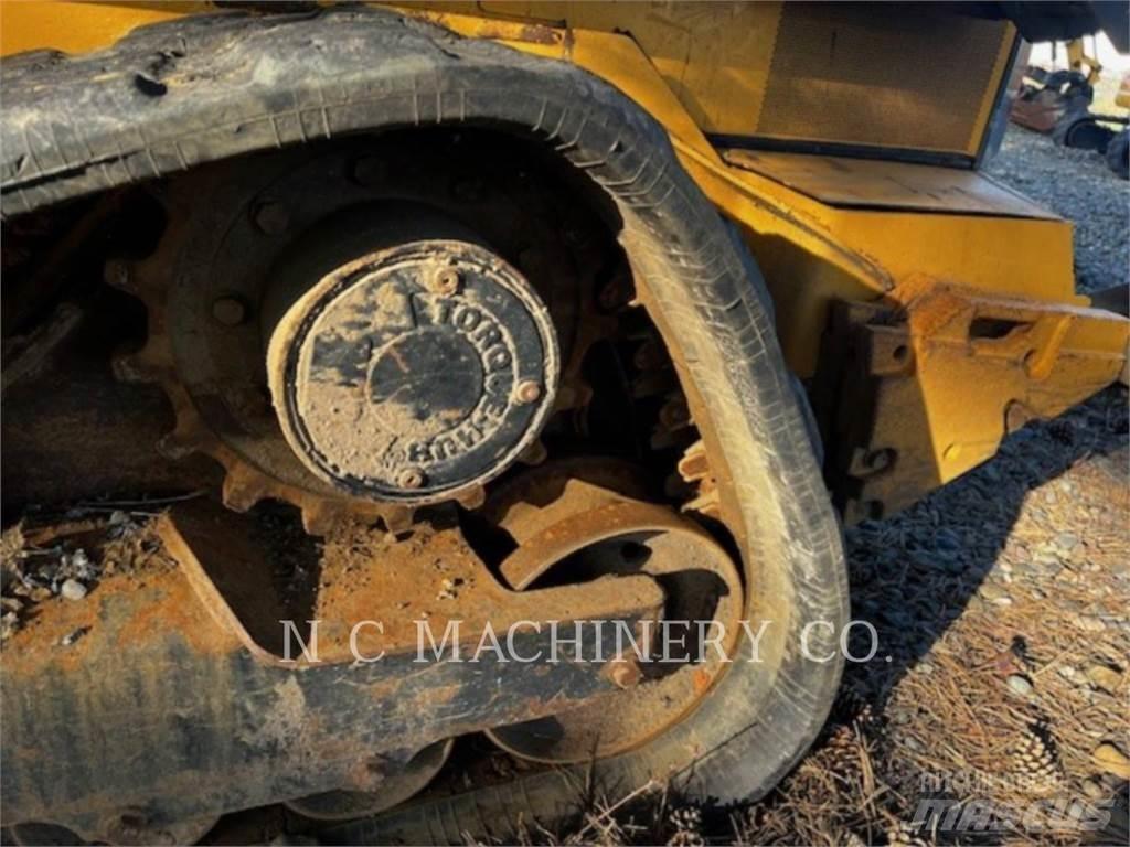John Deere 331G Smykem řízené nakladače