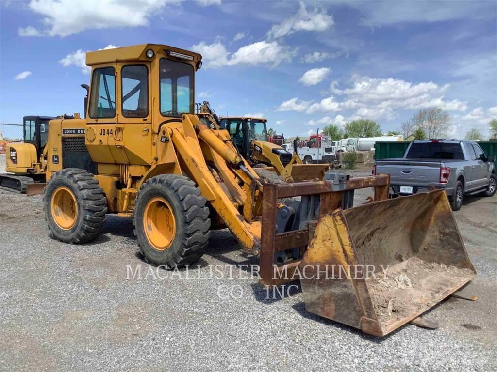John Deere 444 Kolové nakladače