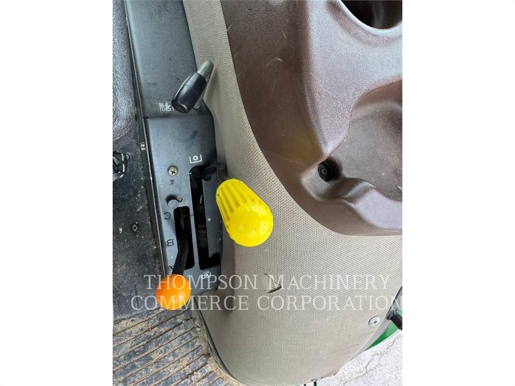 John Deere 6115D Traktory