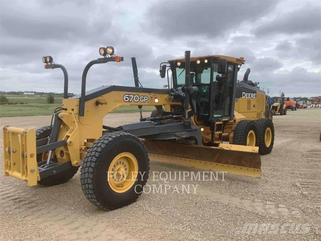 John Deere 670GP Grejdry