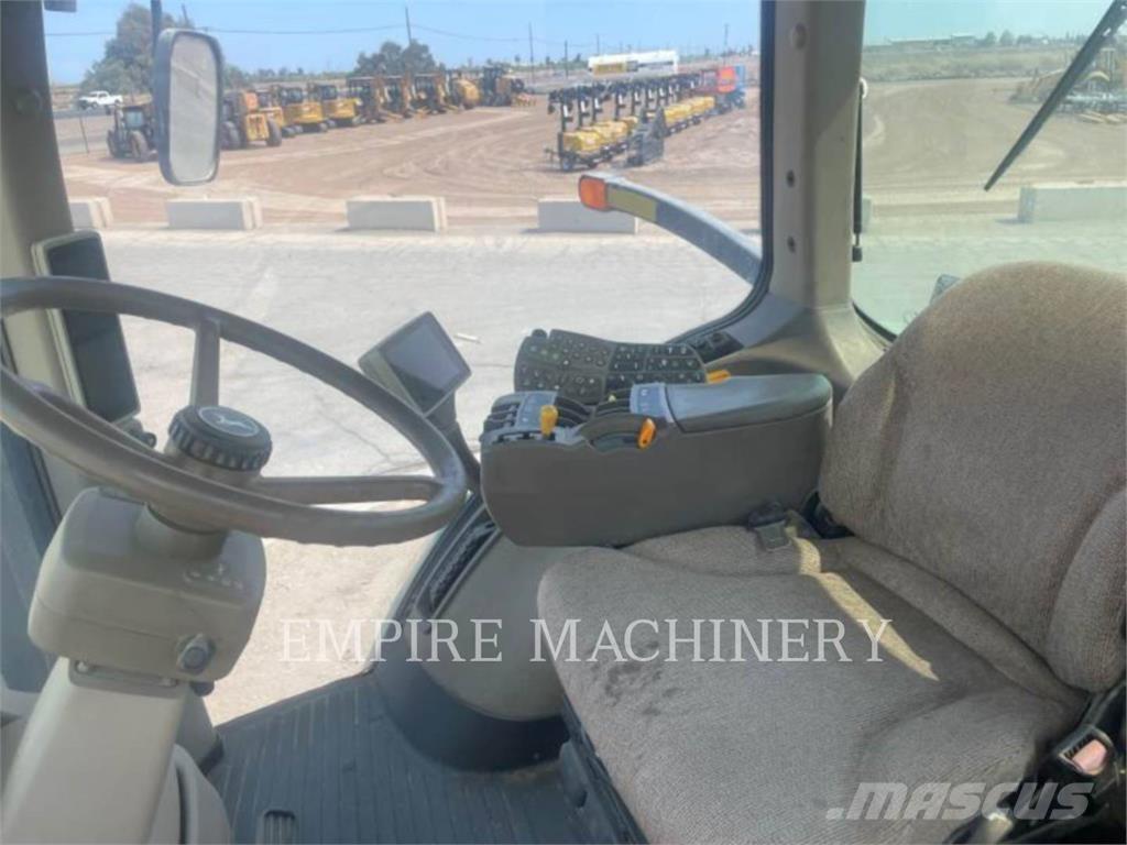 John Deere 8320R Traktory