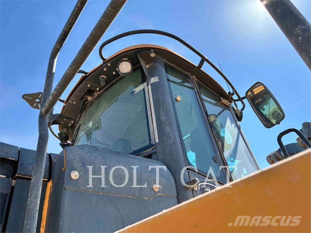 John Deere 844K III Kolové nakladače
