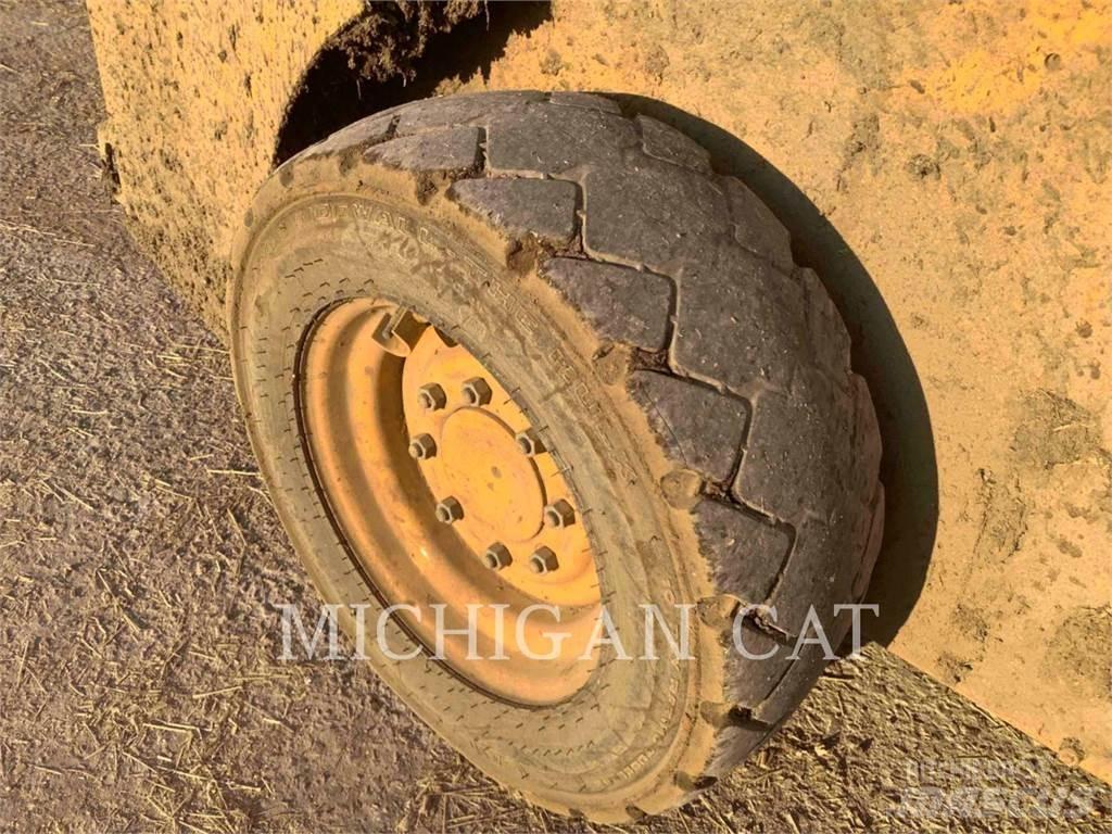 John Deere & CO. 318G Smykem řízené nakladače