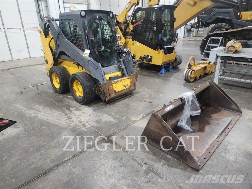 John Deere & CO. 318G Smykem řízené nakladače