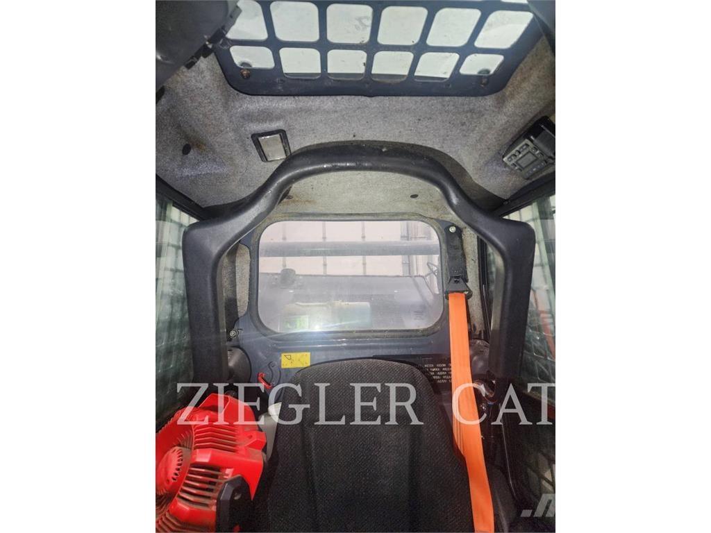 John Deere & CO. 318G Smykem řízené nakladače