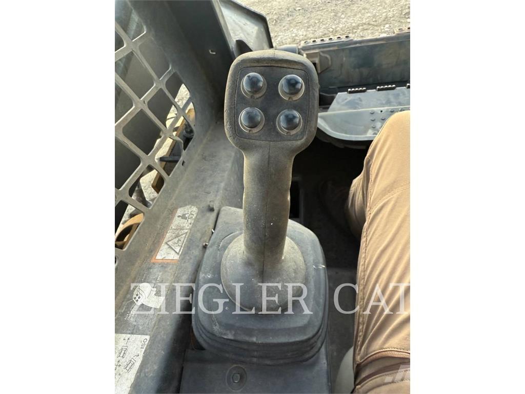 John Deere & CO. 320 D Smykem řízené nakladače